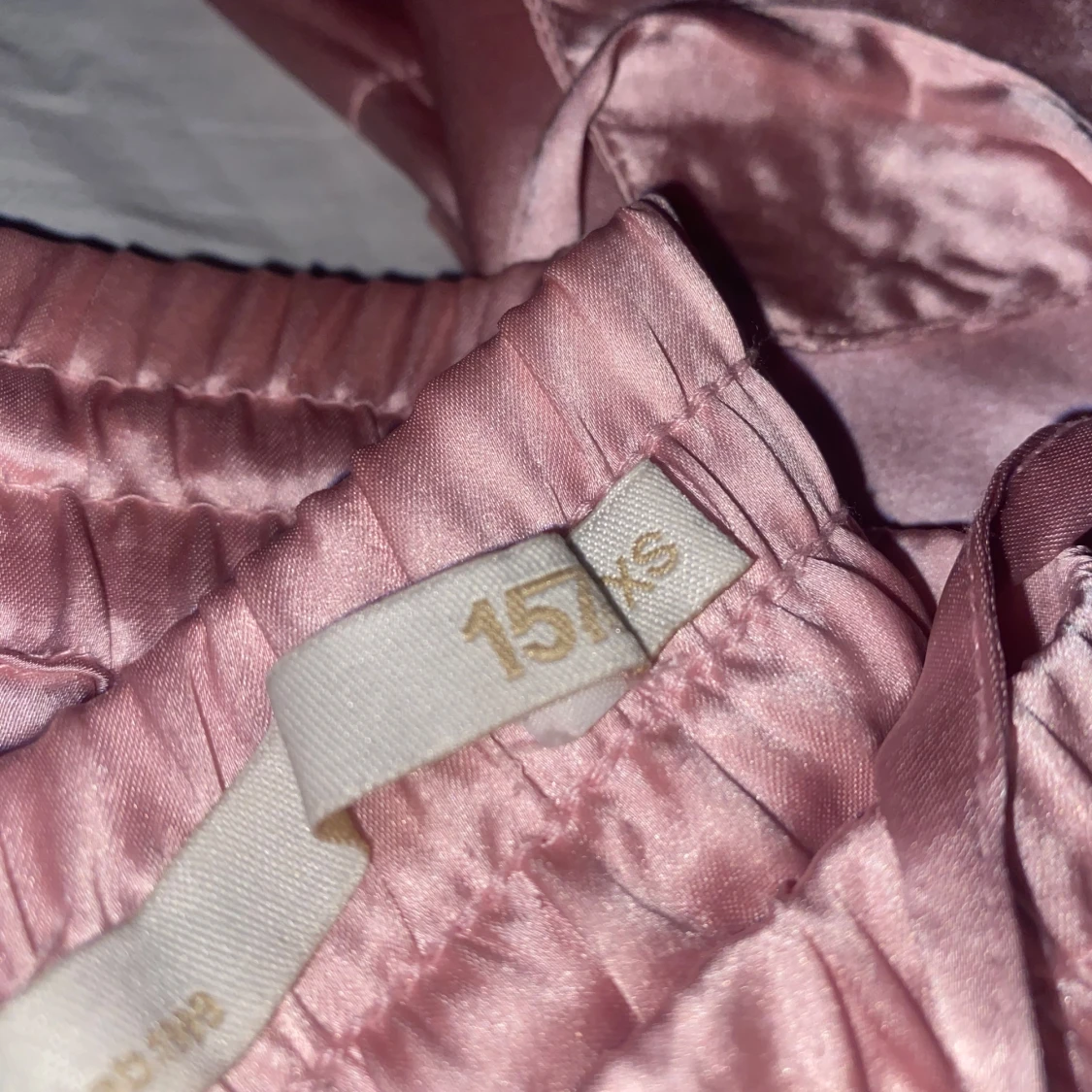 Rosa satinbyxor med resårmidja med tillhörande pyjamas kjorta - 2