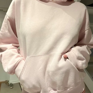 Rosa hoodie  - En jättefin och skön rosa hoodie från Gina tricot!💕🤩Storlek M