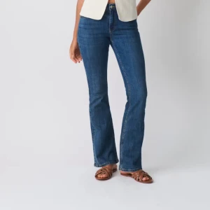Blå bootcut jeans från Perfect Jeans - Säljer ett par klassiska blå bootcut jeans från Perfect Jeans. Jeansen har normal passform, hög midja och är tillverkade i ett mjukt denimtyg. Perfekta till vardags och lätta att matcha med olika toppar.