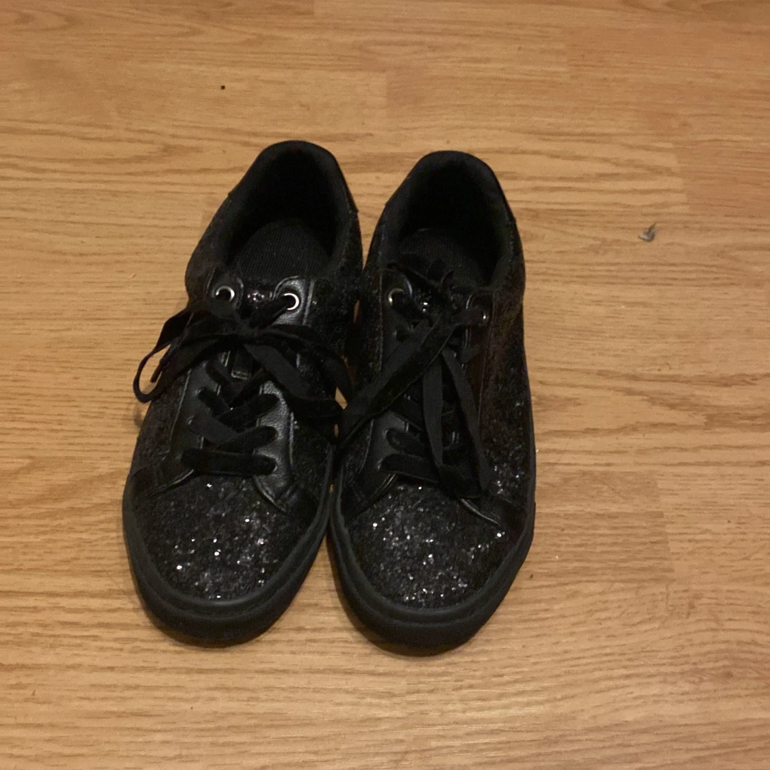 Svarta glittriga sneakers med snörning - 1