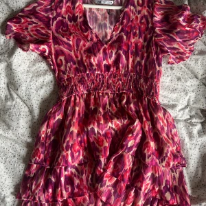 Rosa Zara klänning  - Säljer nu min superfina Zara klänning då den inte kommer till användning. Obs 2 sista bilderna är tagna från tiktok.🩷🩷Klänningen säljs inte längre på Zara☀️