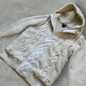 Fodrad Stickad cardigan - Säljer en beige stickad cardigan med fodring. Bra skick, Passar M/L. Pris 399 eller kom med bud! BVSA💰
