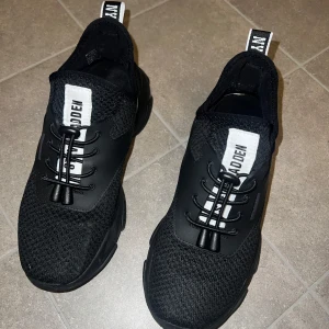 Svarta sneakers från Steve Madden - Säljer ett par svarta sneakers från Steve Madden, storlek 38. Helt nya bara använda 2 gånger. Nypris 1149 kr men jag säljer dem för 650kr
