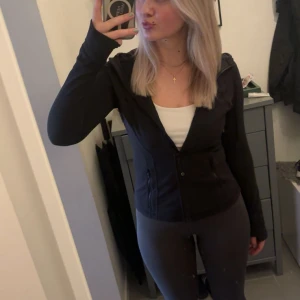 Lululemon Define jacket m Luva - Säljer nu min lululemon define jacket med luva. Storlek 10, passar mig som normalt har M men kan även sitta riktigt tajt o najs på den L.  Fick den i present i usa så har inget kvitto men den är helt äkta.  Använd en hel del, syns bara i form av några få noppror under armen typ!