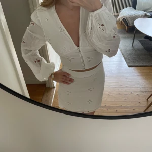 Vitt set med blus och kjol från NA-KD - Ett vitt set med en långärmad blus och tillhörande kjol från NA-KD. Materialet är väldigt behagligt och mjukt. Använd ett fåtal gånger och därmed säljs💕