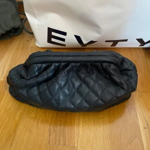 Svart clutch  - Säljer en svart clutch väska som jag köpte vintage. 