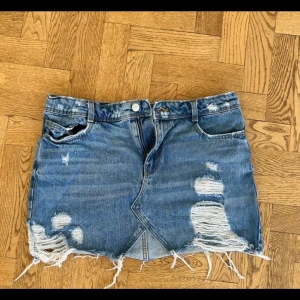 Blå jeanskjol med slitningar - Säljer en blå lågmidjat jättefin jeanskjol💞💞💞