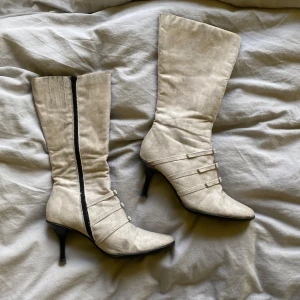 Beiga klackskor  - Säljer ett par beiga stövletter med smal klack och spetsig tå. 