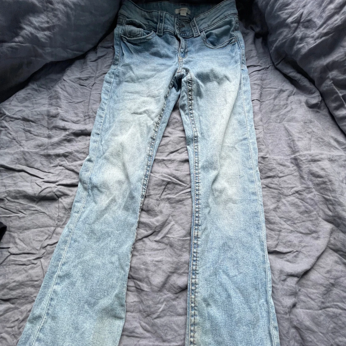 Ljusblå jeansbyxor från Gina Tricot