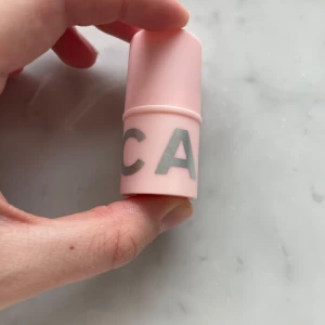 Berry Smoothie Blush Stick från Caia Cosmetics - Krämrouge i stickformat från Cae Cosmetics i nyansen Berry Smoothie. Ger en fräsch rosa ton med lätt glans. Endast använt 2 ggr.