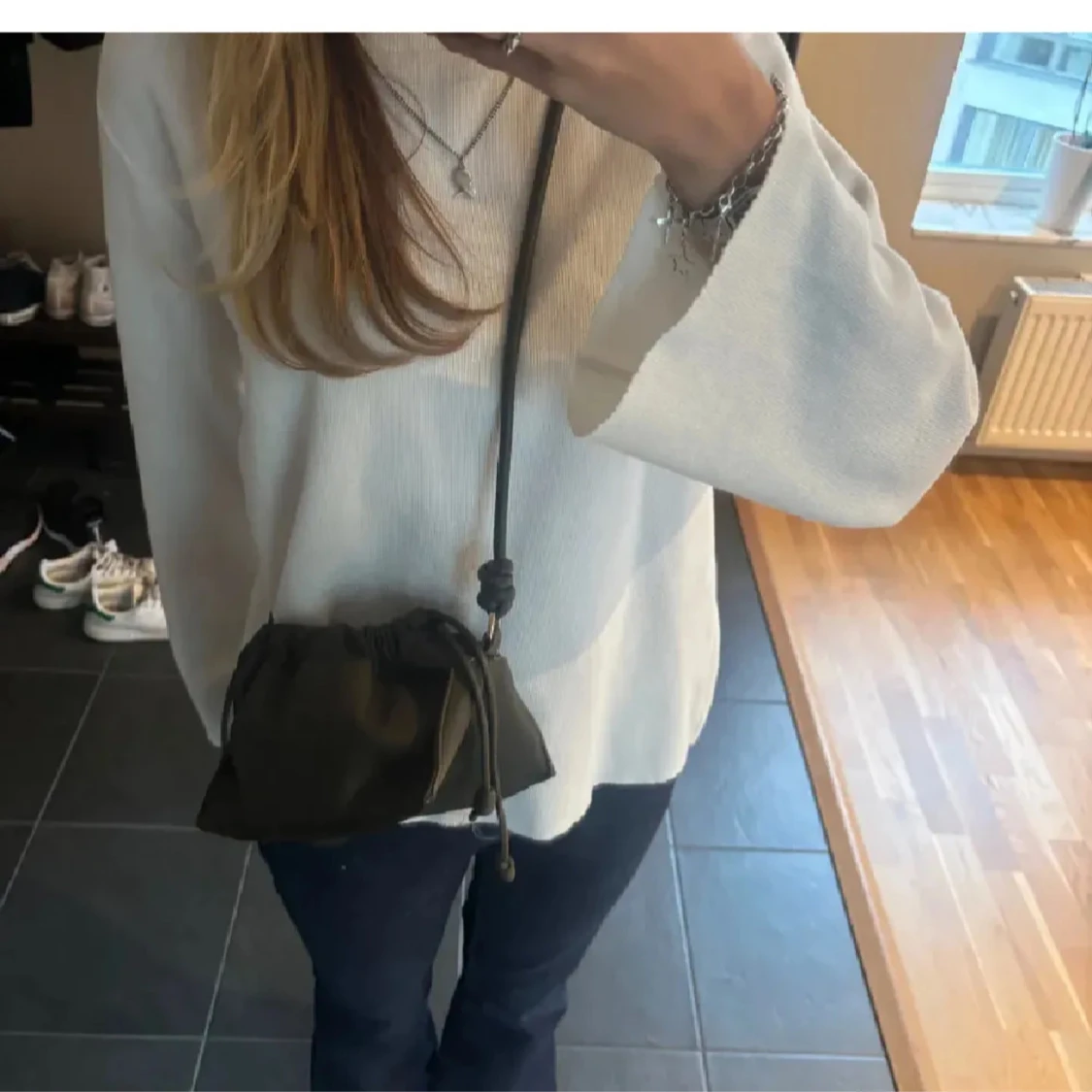 olivgrön  axelväska med dragsko - 1