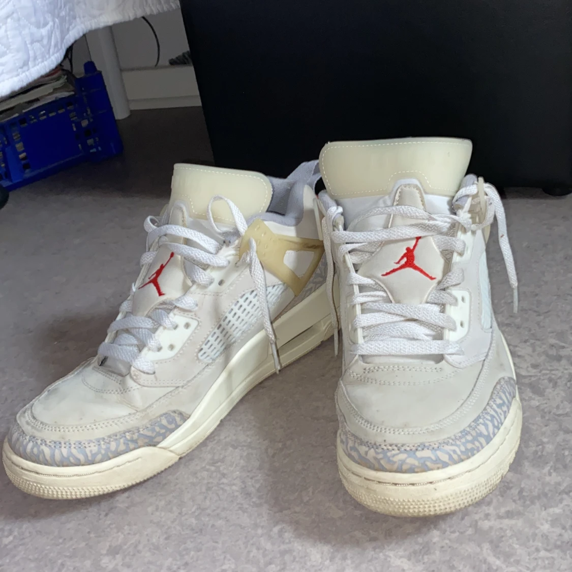 Nike Air Jordans i beige och grå - 1