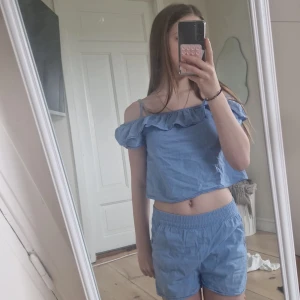  Ett jätte fint sätt med en Ljusblå offshoulder topp med volang och ljusblåa shorts - Säljer ett ljusblått sätt med en volang topp och shorts till. Jätte fint till sommaren och skönt att ha på varma dagar💫