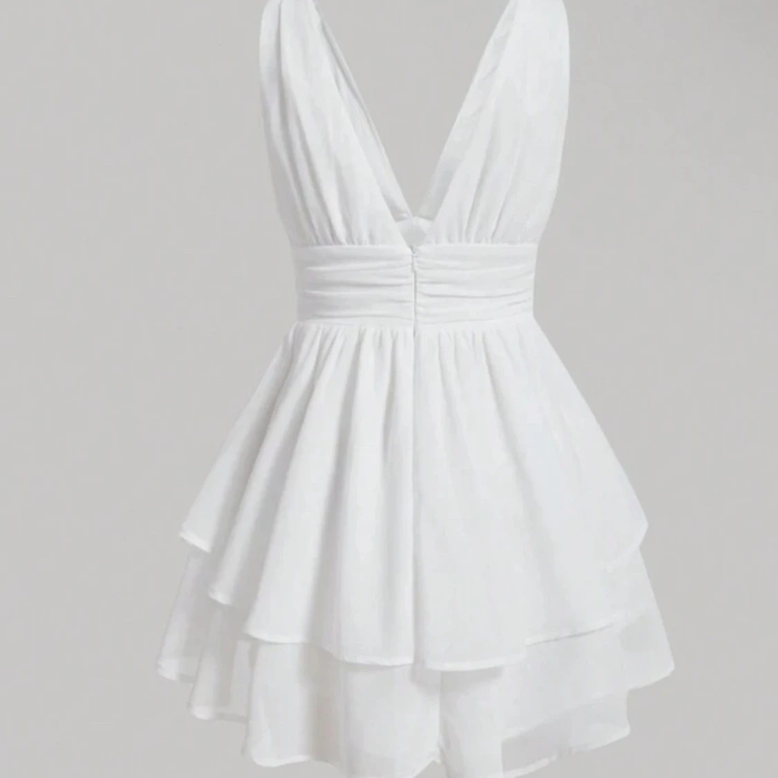 Vit omlottklänning med volang - 1