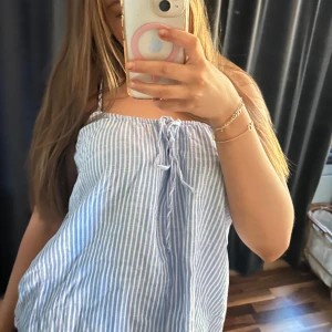 Blå sommartopp - Säljer en super söt blå och vit sommartopp💗
