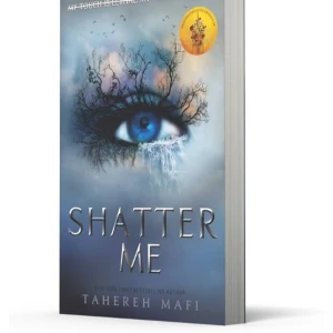 Shatter me  - Säljer boken 'Shatter Me' av Tahereh Mafi.  Boken är på engelska och tillhör genren young adult dystopi. Perfekt för dig som gillar spänning och romantik💕💕