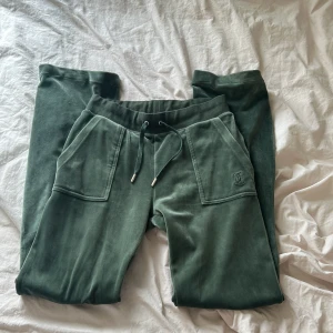 Gröna juicy couture  - Juicy couture byxor i bra kvalité lite noppriga där uppe men inget som syns