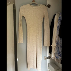 Beige ribbad långärmad klänning från Gina Tricot - Säljer en beige ribbad kort klänning från Gina Tricot. Storlek Xxs men väldigt stretchig så passar även xs s kanske m. Klänningen har lång trumpetärm och är figurnära. Perfekt till sommaren olika tillstälningar men också till vår och höst. Använd fåtal gånger. Funkar även till skolavslutningar. 