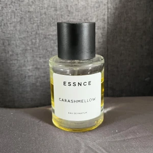 ESSNCE Carashmellow Eau de Parfum - Säljer en parfym från ESSNCE. Doften heter Carashmellow och är en Eau de Parfum. Det är ca 60-65% kvar av parfymen. Pris kan diskuteras|. Noterna är: Karamell Mjölk, Kumarin, Honung, Vanilj och Vit mysk
