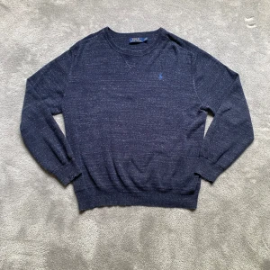 Mörkblå stickad tröja från Polo Ralph Lauren - Mörkblå stickad tröja från Polo Ralph Lauren. Normal i Storleken utan defekter. Hör av er vid funderingar eller mått😊