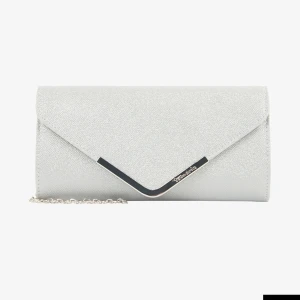 Kuvertväska - Superfin silverglittrig kuvertväska från tamaris! Använd 1 gång på balen, så skicket är som nytt! Följer med en kedja om man skulle vilja ha den med band! Säljer för 200kr💗