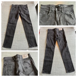 Grå/svarta Replay jeans straight fit - Säljer ett par grå/svarta jeans från Replay med klassisk femficksdesign och raka ben. Byxorna har diskreta slitningar och Replay-logga på fickan. Passar perfekt till dig som gillar en enkel och stilren look. Bra stretch. Sparsamt använda i fint skick. Lappen i är bortklippt.