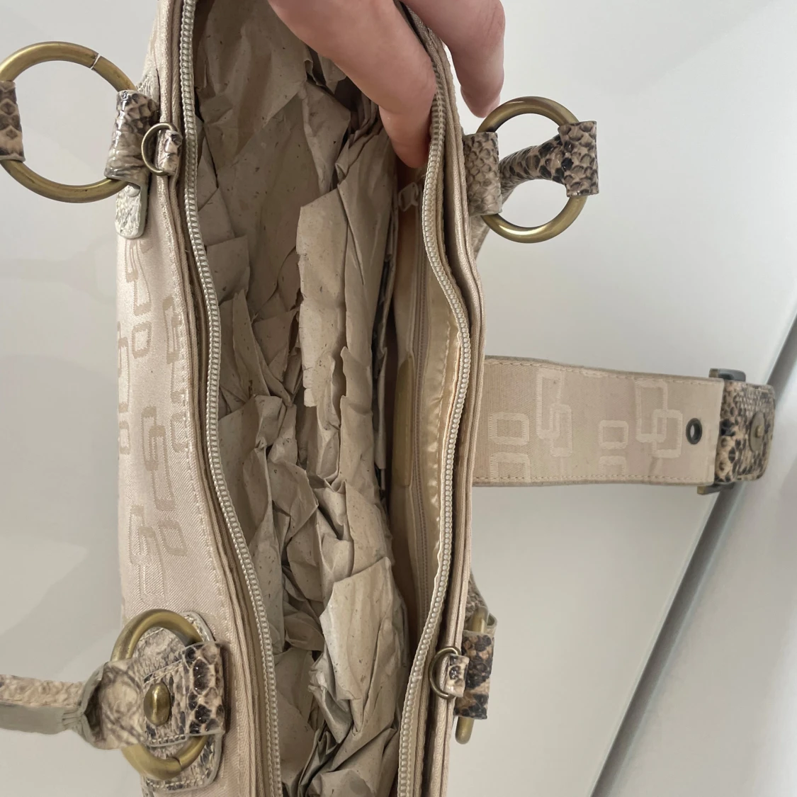 Beige axelväska från Nardini med ormmönstradedetaljer  - 2