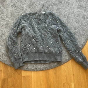 Grå stickad tröja med pärlor från Zara - Superfin grå stickad tröja från Zara med pärlor