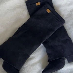 Svarta klackar/boots - Svarta klackar med gulddetalj storlek 38, köpta på raglady Göteborg för 999kr, använda vid ett tillfälle så helt som nya! 