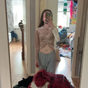 Långärmad tröja - Säljer då den aldrig kommer till användning använt ca 2 gånger fick den av en kompis. Fint skick åtdraget vid brösten och lite längre magtröja kan man säga