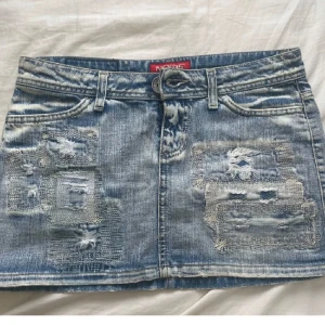 Jeanskjol - Säljer nu den här supersnygga jeanskjolen som knappt är använd då den är för liten för mig💓midjemått 38 cm och skulle säga passar storlek 36/38💕! Hör av er vid funderingar och kan diskutera pris!💕den är även kortare i verkligen då den ser rätt så lång ut på bilderna! 