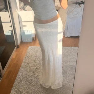 Gina tricot vit maxi kjol - Helt oanvänd! Passar mig som har storlek 36 men köpte denna i 38 då jag ville ha den mer lågmidjat 