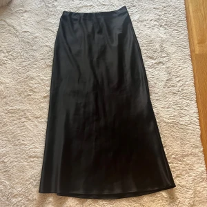 Svart satinkjol  - Fin svart satinkjol från Zara, jag är 164 lång 🖤