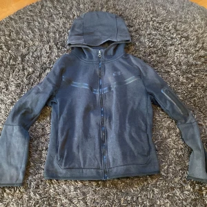 Mörkblå hoodiejacka från Nike - Svart Nike tech sliten därför säljs för 180 men priset är inte hugget i sten! 158-170cm