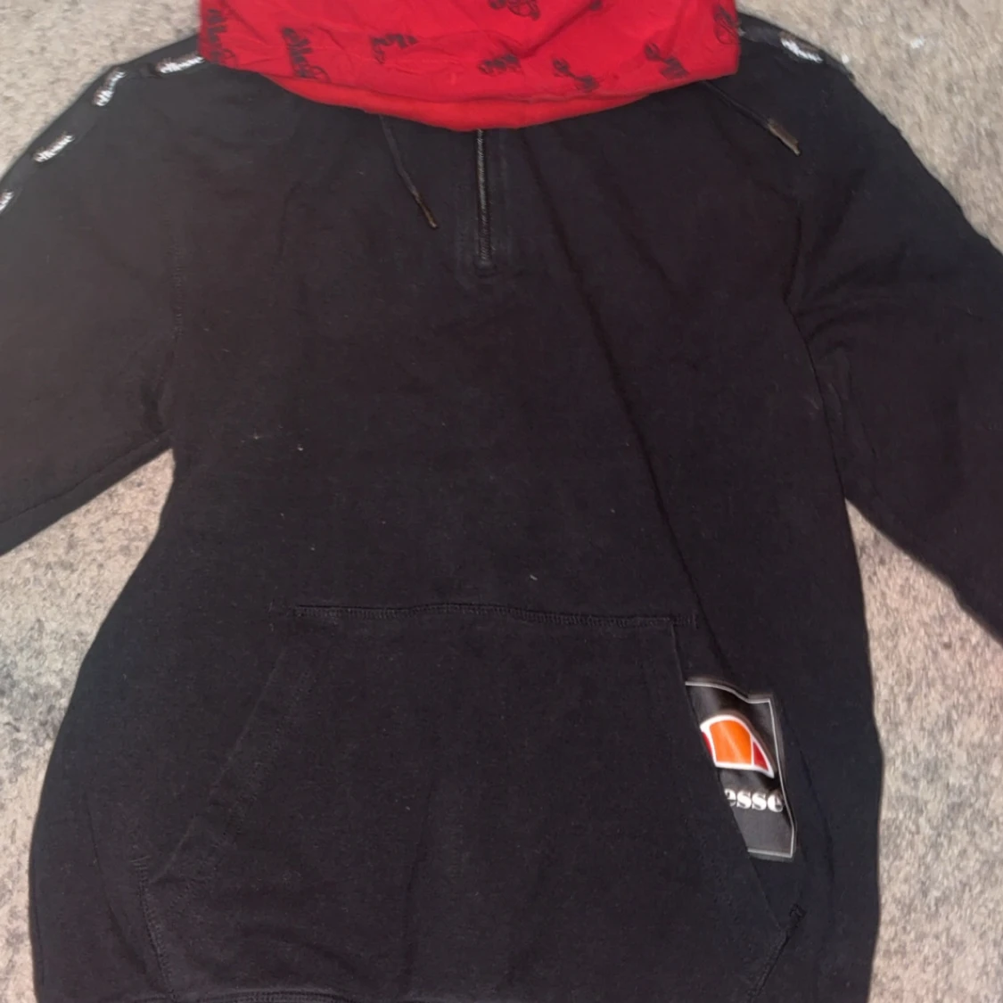 Svart hoodie från Ellesse med röd huva - 1