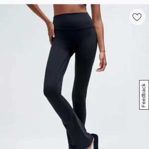 Lululemon  - Säljer mina lululemon Align™ High-Rise Mini-Flare Pant Regular i storlek 4. Använt ca 3 gånger o tvättade 2 gånger som i nyskick. Köptes för 1280kr i säljer för 1000kr