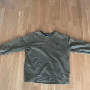 Ralph lauren tröja - Hej! Jag säljer en grön polo ralph lauren tröja i storlek 14-16 år (xs). Tröjan har en liten slitning men inget man tänker på och går samt att enkelt laga  om man skulle vilja. Sitter skönt och är riktigt stilig. Hör av dig om frågor eller funderingar så svarar jag! Tar endast SWISH!