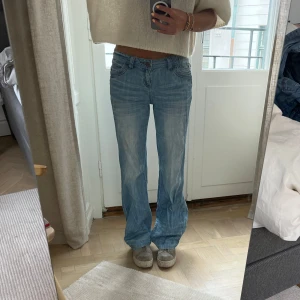Ljusblå bootcut jeans från Only - Jeans från ONLY, storlek 36.  Ljus blå denim med raka ben och klassisk passform. Jeansen är i fint skick. Jag är 169 cm lång, och på bilderna är mitt innerbensmått ca 82,5 cm och midjemått (platt mätt på mig) ca 31 cm.