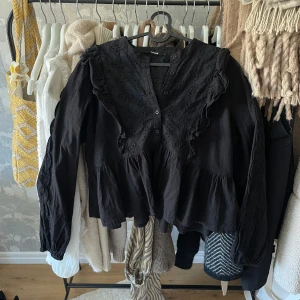 Svart Blus - Så fin blus med broderade detaljer! Använd 2 gånger.