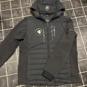 Sail racing cardigan  - Säljer en svart hybridjacka (cardigan) limited edition nypris 3400 kom med pris 