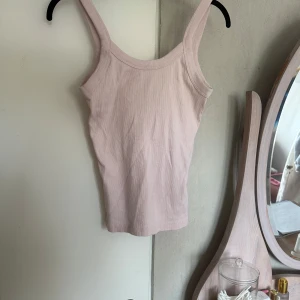 Rosa linne🩷 - Säljer ett jätte fint rosa linne från gina! Säljer den för att jag aldrig får någon användning av den❤️