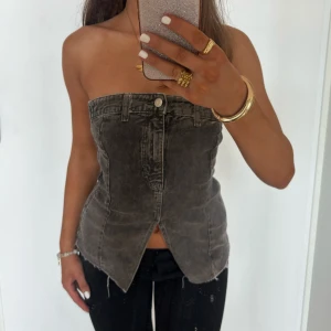 Zara Jeanskorsett  - Snygg grå Jeanskorsett från Zara. Jag är 168 och det är mina bilder, köp via köp nu direkt eller Swish, kvar tills markerad som såld  ❤️