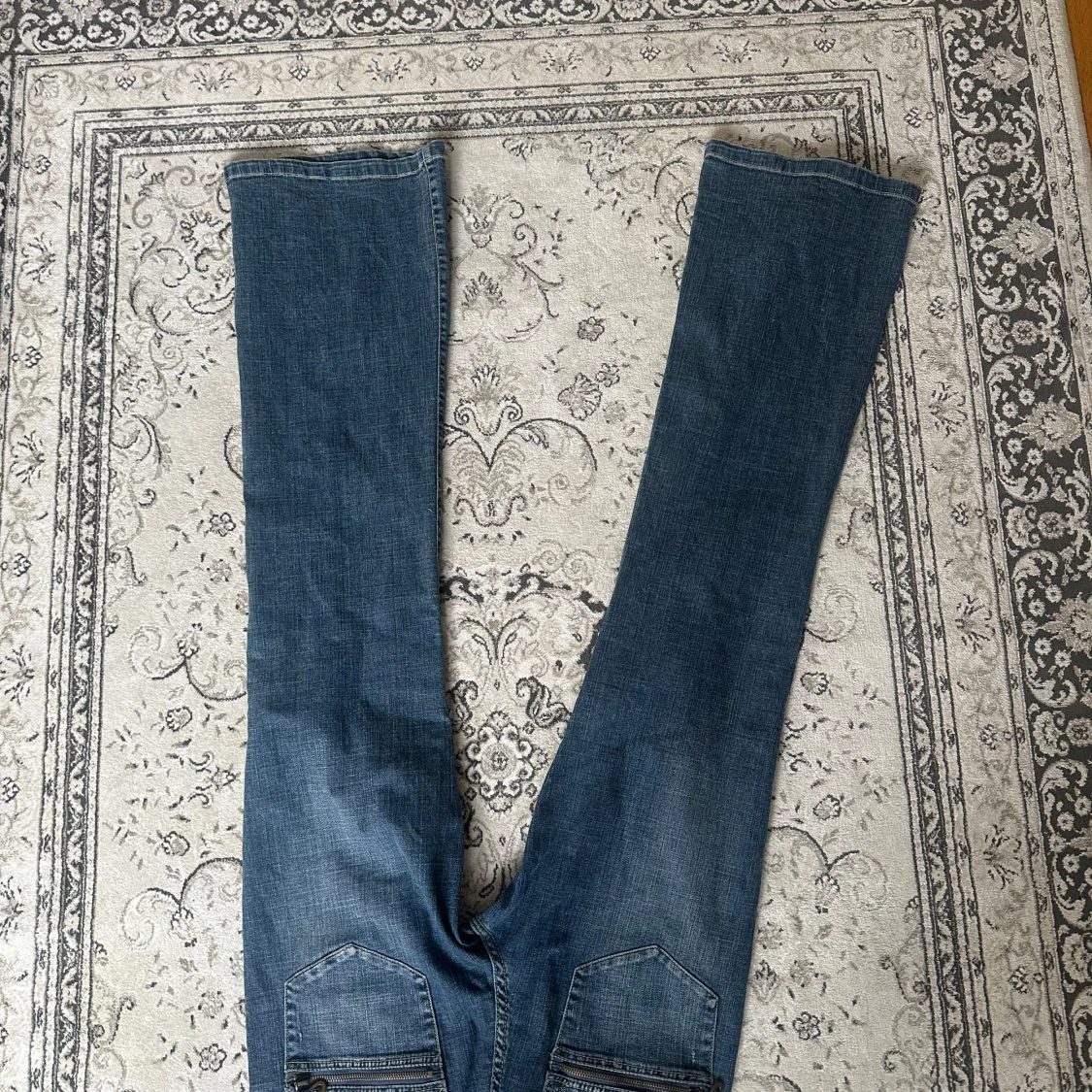 Blå bootcut jeans med dragkedjedetaljer - 3