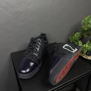 Svarta sneakers med röd sula från Christian Louboutin - All items 100% authentic✅  Vert good condition, contact us if you have any questions, also check our Instagram @revealuxury  Business ID: 3488675-1