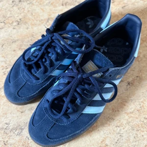 Adidas spezial mörkblå sneakers - Äkta Adidas Spezial. Storkek 39 1/3 men passar mig perfekt som har storlek 40.  Kommer utan original förpackning!