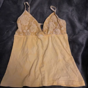 Söt topp! - Fyndad! Säljer för högt pris då jag fortfarande är osäker på om jag vill sälja denna så snygga topp!!😩inga defekter.