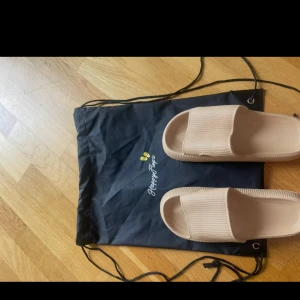 Happyflops  - Happyflops storlek 36-37 färgen khaki, helt nya säljer pga fel storlek. 