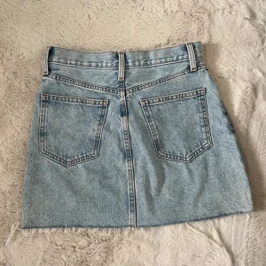 Jeanskjol - Säljer en snygg jeanskjol i storlek 34, XS från märket Mango (MNG). Perfekt till sommaren eller soliga dagar. Använd någon gång. 🌺🐚