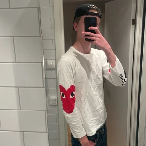 Comme des garcons vit tröja - Säljer denna sköna vita csg tröjan med tryck då den börjar bli lite för liten för mig. Inga deffekter alls, använd fåtal gånger. Storlek M men kan lätt passa S också. Nypris: Ca 1300kr. Mitt pris: 600kr. Pris kan diskuteras vid snabbt köp och hör av er om några frågor