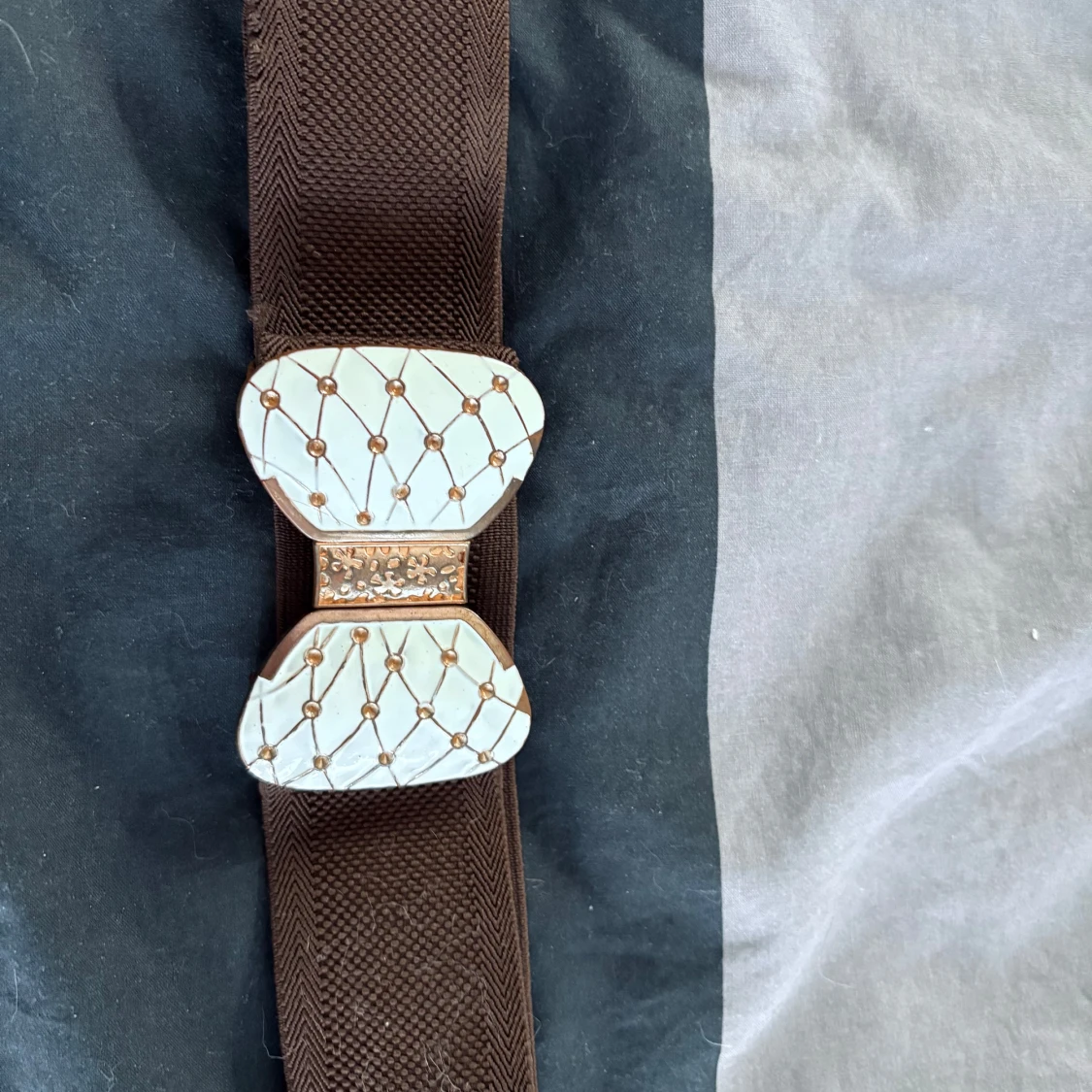 Brett brunt bälte med dekorativt spänne - 1